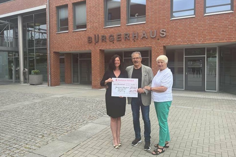 Bürgermeister Bettina Schäfer, Dorfvorsteher Helmut Kurth und Gisela Pahlke (v. lks.) bei der Übergabe des Spendenschecks. (Foto: Gemeinde Scharbeutz)