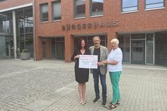 Bürgermeister Bettina Schäfer, Dorfvorsteher Helmut Kurth und Gisela Pahlke (v. lks.) bei der Übergabe des Spendenschecks. (Foto: Gemeinde Scharbeutz)