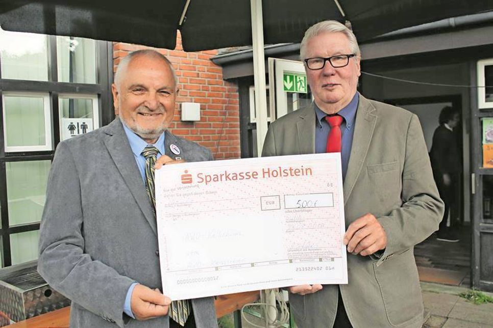 Kommissarischer Kreisvorsitzender Hans-Jürgen Weber (re.) übergab dem Ortsvorsitzenden Klaus Eckstein 500 Euro.