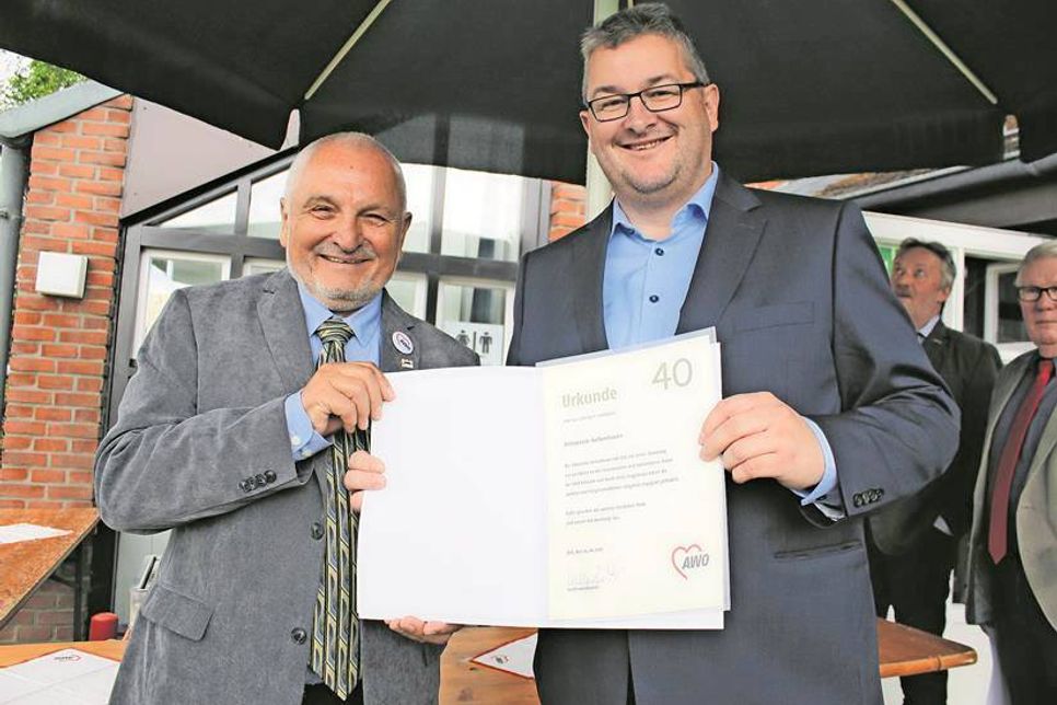 Fröhlich nahm Klaus Eckstein (lks.) die Ehrenurkunde vom stellvertretenden Landesvorsitzenden Kai Bellstedt entgegen.