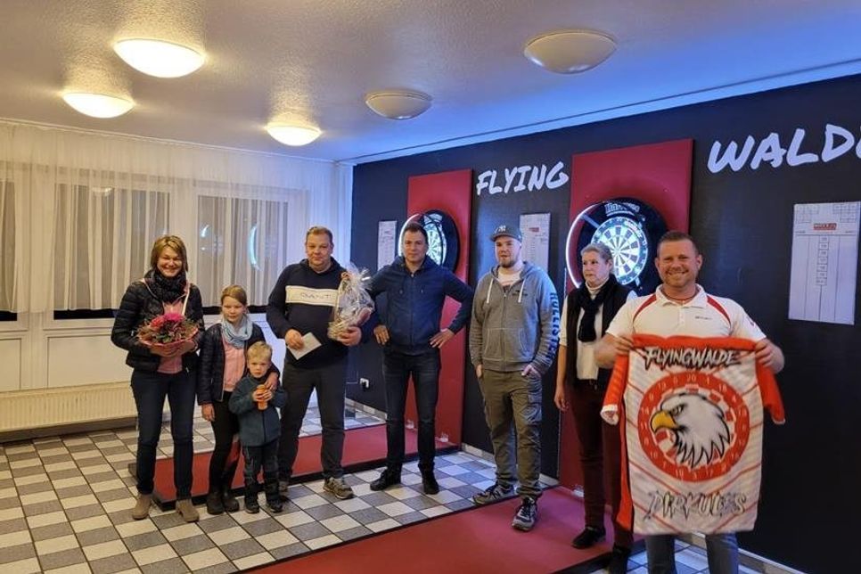 Familie Noodt vom Sachverständigenbüro Noodt aus Schönwalde, Lars Timm - Verantwortlicher der Dartsparte, Manuel Gradert - Hersteller der Bahnen, Melanie Lindau - Verantwortliche des TSV Schönwalde und Maximus Ruder - Verantwortlicher der Dartsparte “FlyingWalde“ (v. lks.).