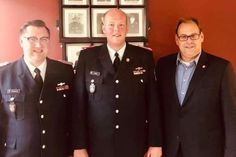 Stadtwehrführer Alexander Wengelewski mit seinem neuen Stellvertreter Sebastian Papke und Bürgermeister Mirko Spiekermann (v. lks.).