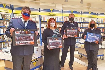 v.l.n.r.: Wehrführer André Hasselmann, Inhaberin von Ton&Text Hanna Maschke, Kameraden Julian Voß und Helena Bartels