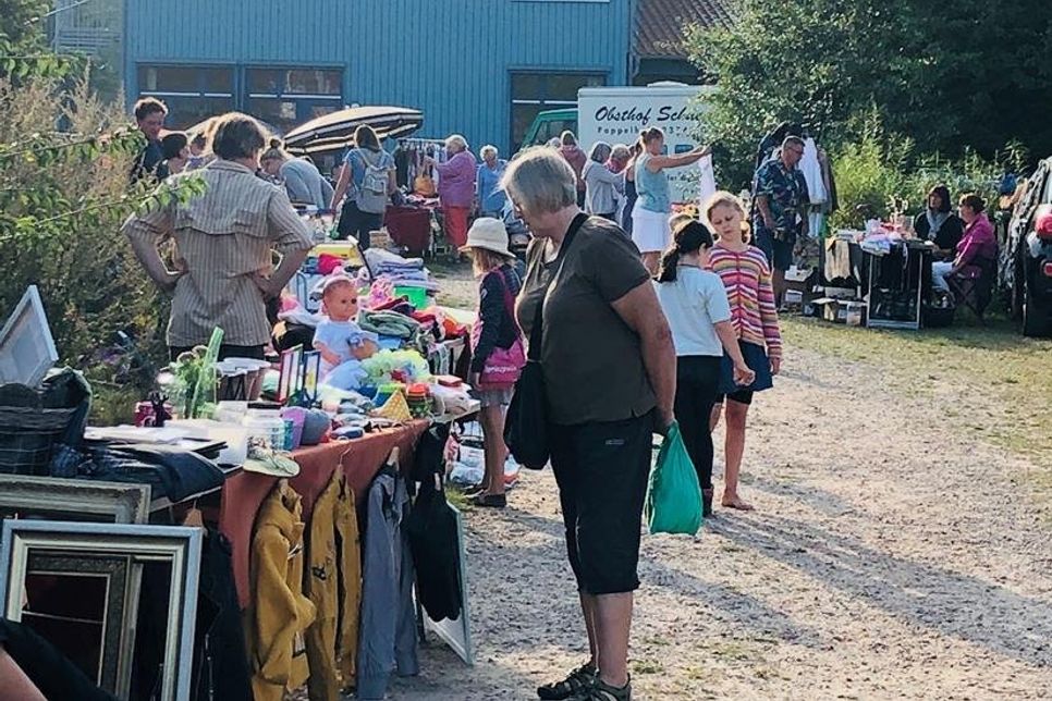 Die ersten Besucher kamen schon, als gerade noch aufgebaut wurde.