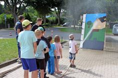 Früh übt sich: Brandbekämpfung mit dem Wasserschlauch.