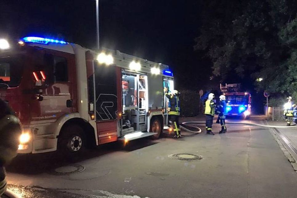 Kurz nach 23 Uhr konnte „Feuer aus“ gemeldet werden.