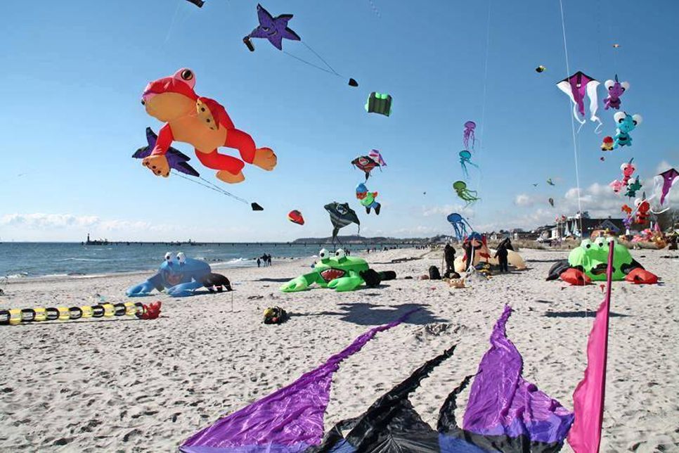 Bunte Drachen am Himmel: In Grömitz ist Familienzeit.