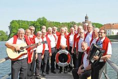 Am Sonntag singen die Eutiner Shanty-Jungs „Eutiner Wind” am Schloss.
