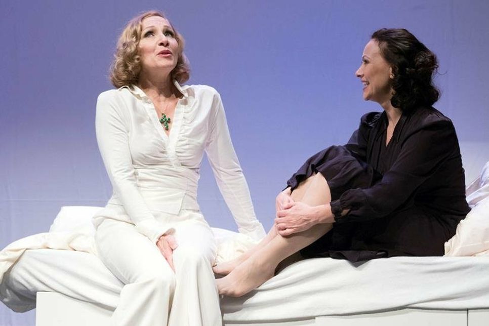 Spatz und Engel: Szenenfoto mit Susanne Rader, Heleen Joor. (Foto: Helmut Seufert)