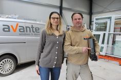 Geschäftsführer Mariusz Winnicki erklärt gemeinsam mit Ehefrau Magdalena Markowska die Vorteile der Dreifach-Verglasung.