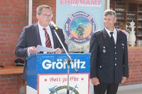Bürgermeister Sebastian Rieke (lks.) bei der Auszeichnung von Jens Wetendorf mit dem Brandschutzehrenzeichen Silber.