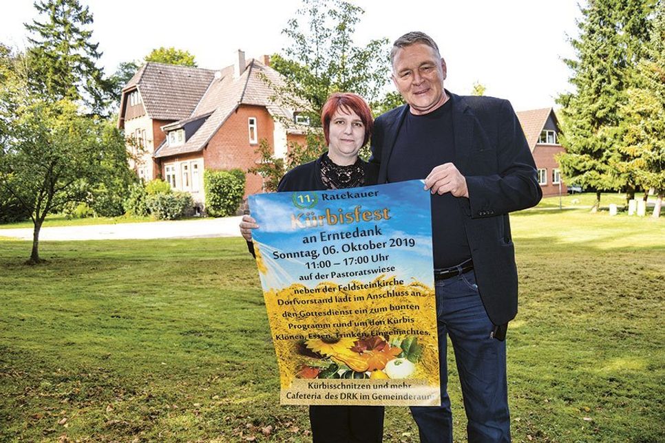 Wie hier beim Fototermin, hoffen Claus Bruhn und Michaela Kreczmer aus dem Dorfvorstand Ratekau am Sonntag auf allerschönstes Herbstwetter beim „Ratekauer Kürbisfest“.