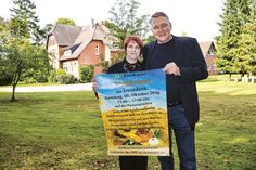 Wie hier beim Fototermin, hoffen Claus Bruhn und Michaela Kreczmer aus dem Dorfvorstand Ratekau am Sonntag auf allerschönstes Herbstwetter beim „Ratekauer Kürbisfest“.