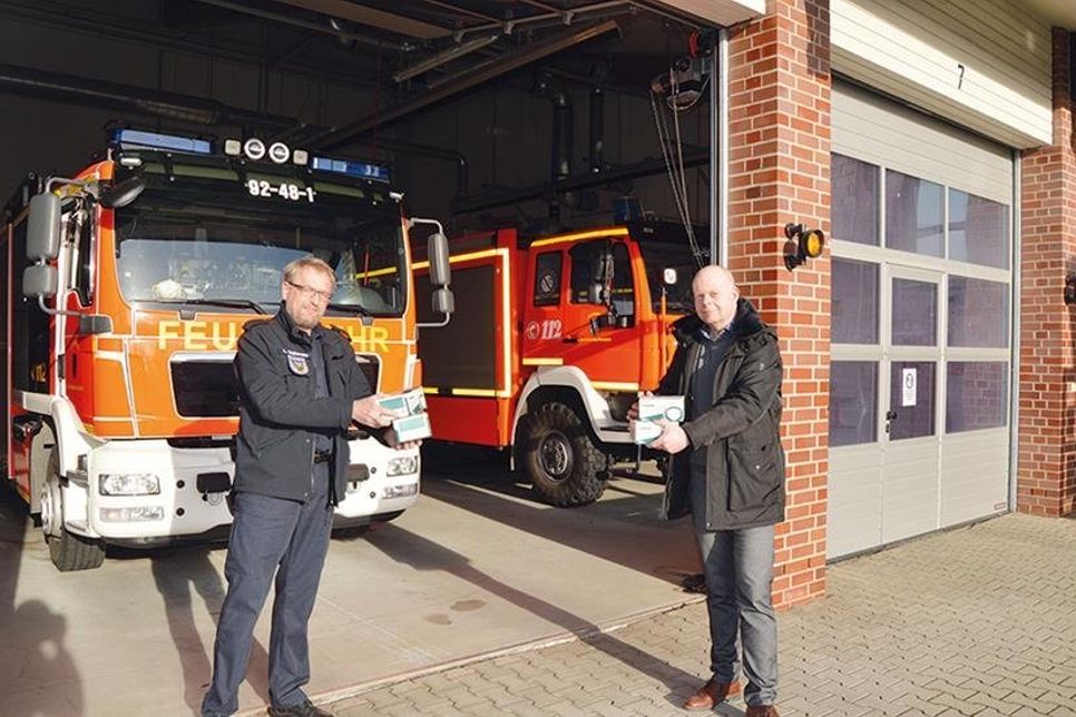 Marco Graupner (r.), Geschäftsführer der „Klindwort – Medical GmbH“ bei der Übergabe der FFP2-Masken an Bad Schwartaus Gemeindewehrführer Lars Wellmann.