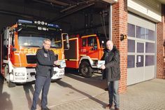 Marco Graupner (r.), Geschäftsführer der „Klindwort – Medical GmbH“ bei der Übergabe der FFP2-Masken an Bad Schwartaus Gemeindewehrführer Lars Wellmann.