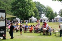 Die Besucher konnten sich über das örtliche Gewerbe informieren, schlemmen und die entspannte Atmosphäre im Kurpark genießen.