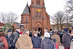 Das Weihnachtsdorf vor der Stockelsdorfer Kirche ist längst zur beliebten Einrichtung geworden und nicht mehr aus dem Veranstaltungskalender wegzudenken.