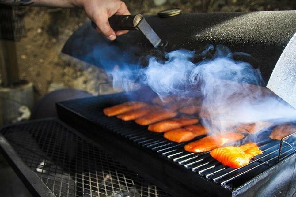 Durch die niedrigen Temperaturen bei denen der Fisch im Smoker geräuchert wird, bleibt der Fisch innen sehr saftig.