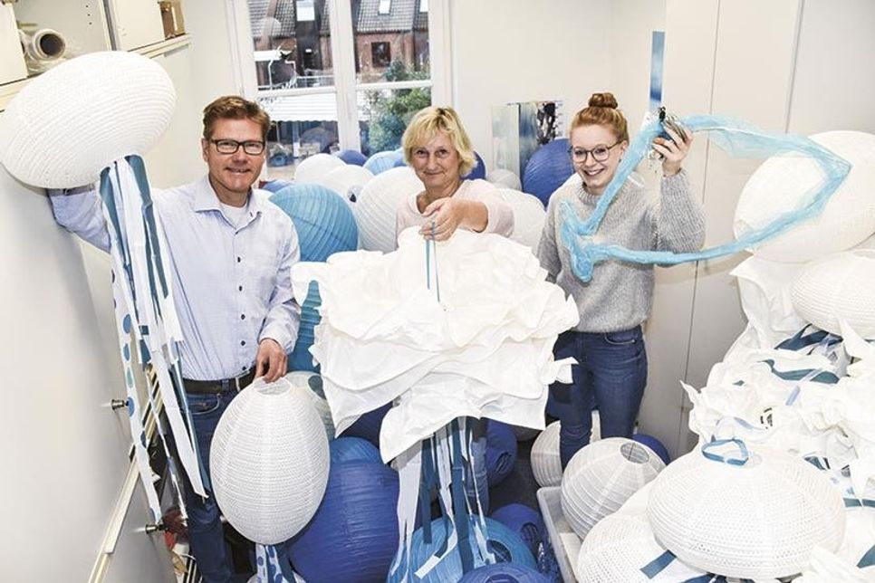Tourismusdirektor Joachim Nitz und seine Mitarbeiterinnen Martina Block und Jana Thomsen zeigen einige der Lichtinstallationen, die am kommenden Wochenende zum Einsatz kommen.