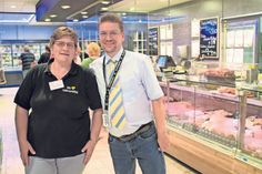 Inhaber Joachim Prieß mit Ehefrau Andrea vor der modernisierten Fleischereiabteilung.