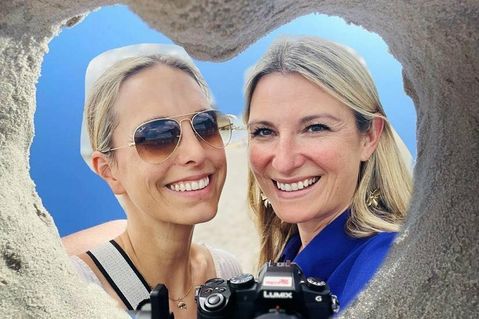 Die reporter-Podcasterinnen Kristina Kolbe (lks.) und Gesche Muchow haben den viralen Sandherztrend mal ganz pragmatisch am Computer umgesetzt.