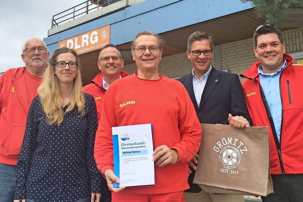 DLRG zieht Bilanz und verabschiedet mit Dank und Anerkennung Karl-Heinz Lehwald und Wilfried Samus aus dem aktiven Dienst der Grömitzer Hauptwache (von links nach rechts: Abschnittsleiter Karl-Heinz Lehwald, zukünftige Abschnittsleiterin Silke Marks, DLRG-Schleswig-Holstein Einsatzleiter Klaus Holger Hecken, Wilfried Samus, Tourismusdirektor Olaf Dose-Miekley und DLRG-Landesgeschäftsführer Thies O. Wolfhagen).
