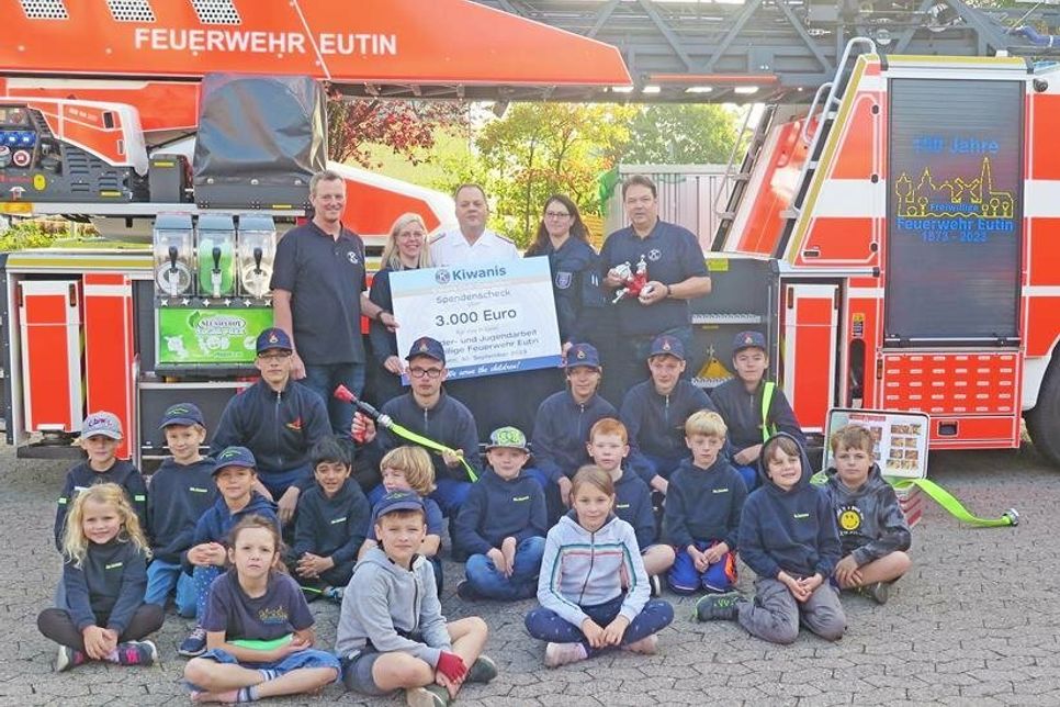 Aus den Händen von Matthias Pfaff (l.) und Uwe Paap (r.) nahm der Eutiner Ortswehrführer Jörg Böckenhauer (M.) mit Maike Schramm (l.) und Heike Ufer den symbolischen Scheck entgegen