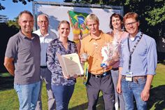 Fußballtrainer Thomas Nörenberg (Mitte mit Olympia-Silbermedaille) wurde für seine sportlichen Erfolge von Bürgervorsteherin Anja Evers (3.v.li.), dem stv. Bürgermeister Rainer Steen (2.v.li.), Silke Szymoniak und Joachim Nitz von der TSNT GmbH geehrt. Anwesend war auch Andreas Block (li.), Vorsitzender des NTSV Strand 08. (Foto: René Kleinschmidt)