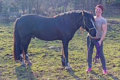 Miriam Paschkewitz und ihr dreijähriger Wallach Eulenhofs Sylvester freuen sich über das wärmere Wettter