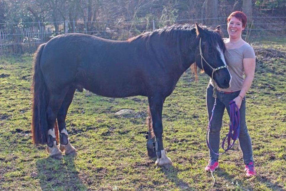 Miriam Paschkewitz und ihr dreijähriger Wallach Eulenhofs Sylvester freuen sich über das wärmere Wettter