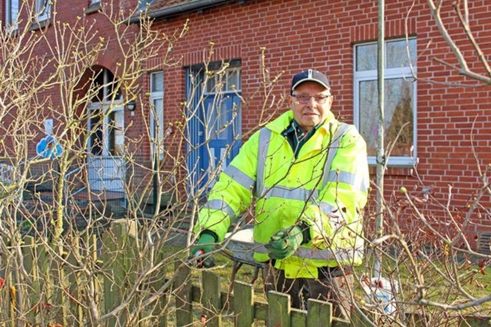 Helmut Fink macht den Garten der Kindertagesstätte „Kindernest“ bereit für den Frühling