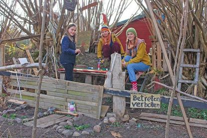 Carolina, Nike und Runa in ihrem selbstgebauten Geheimversteck - im Sommer wollen sie hier sogar übernachten