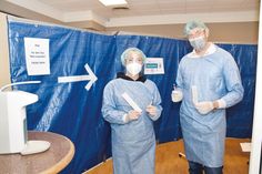 Betreiber Marc Hoffmann (safemeditec) und Mitarbeiterin Monika Hannig bieten im Romantik Hotel Fuchsbau in Groß Timmendorf kostenlose Corona-Antigen-Schnelltests an.