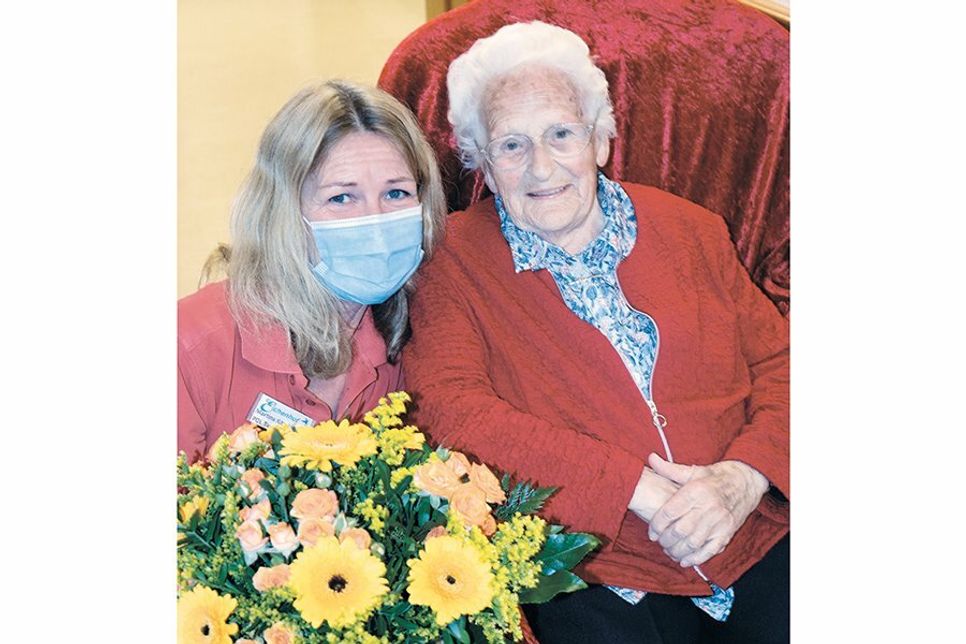Am Tag nach ihrem 100. Geburtstag  nahm Gertud Dornheim die Glückwünsche von Martina Kittel, Leiterin der „Tagespflege Eichenhof“, entgegen.