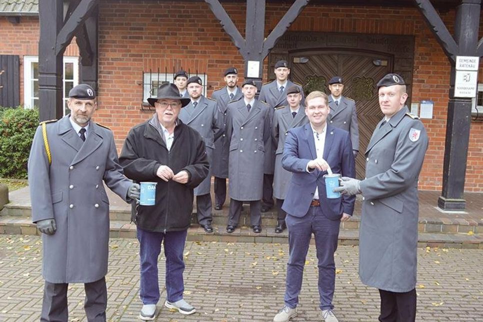Ratekaus stellvertretender Bürgermeister Heinz-Klaus Drews (2.v.l.) und Bürgervorsteher Daniel Thomaschewski (2.v.r.) stecken als erste Geld in die Sammelbüchsen von Oberstabsfeldwebel Dirk Reichenbach (l.) und Major Thilo Wind.