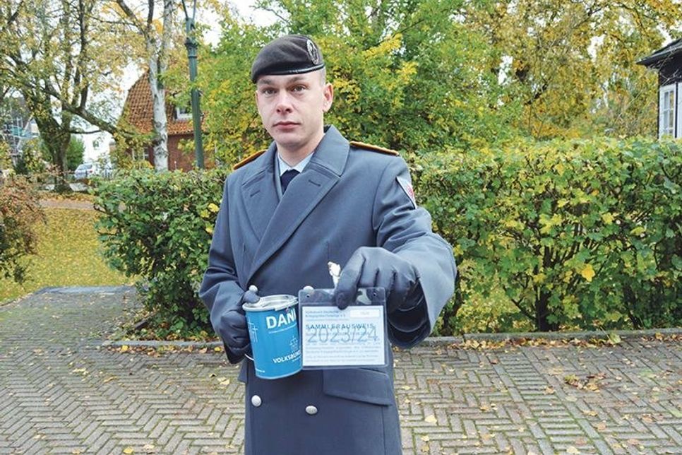 Hauptmann Sebastian Koppitz  mit einem der Sammelausweise, die die sammelnden Soldaten mit sich führen müssen.