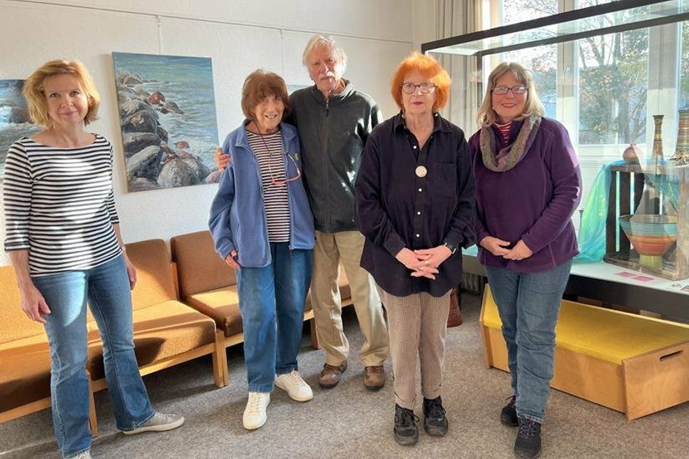 Neu dabei ist Kathrin Schulz-Mirbach (lks.), die gemeinsam mit Erika Ammann, Klaus Ammann, Ingrid Maschke, Angela Christiansen (v. lks.), Hans-Jörg Schick und Heiner Tonn (nicht auf dem Foto) ausstellt.