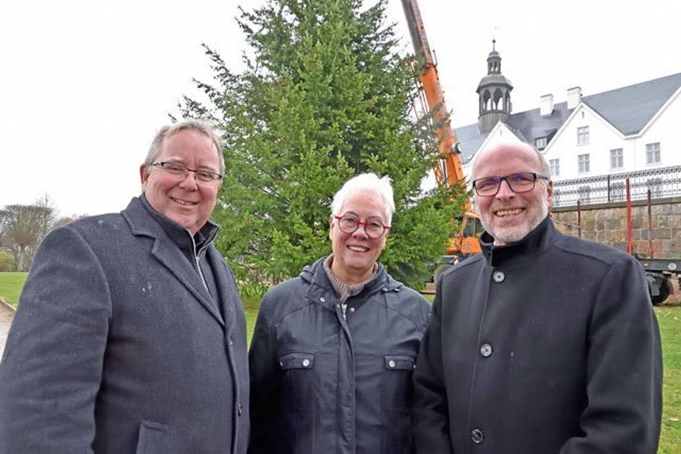 Die Vertreter der Stadt Plön, Bürgermeister Lars Winter und Bürgervorsteherin Mechtilde Gräfin von Waldersee sowie Lars Hellberg, Geschäftsführer der Fielmann Akademie Schloss Plön laden zur gemeinsamen Adventseinstimmung am Freitagabend auf der Schlossterrasse ein. Das Einschalten der Weihnachtsbaumbeleuchtung um 18 Uhr steht dabei im Mittelpunkt.