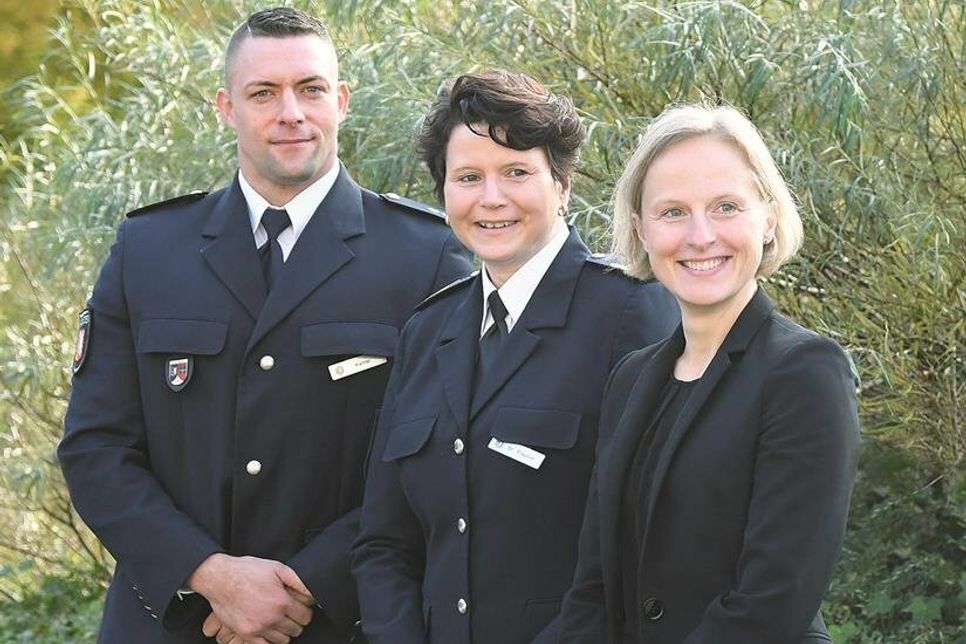 Die Leiterin der PD AFB Dr. Maren Freyher (M.) freut sich über ihren neuen Führungskräfte Sarah Lampe und Stephan Kahler.