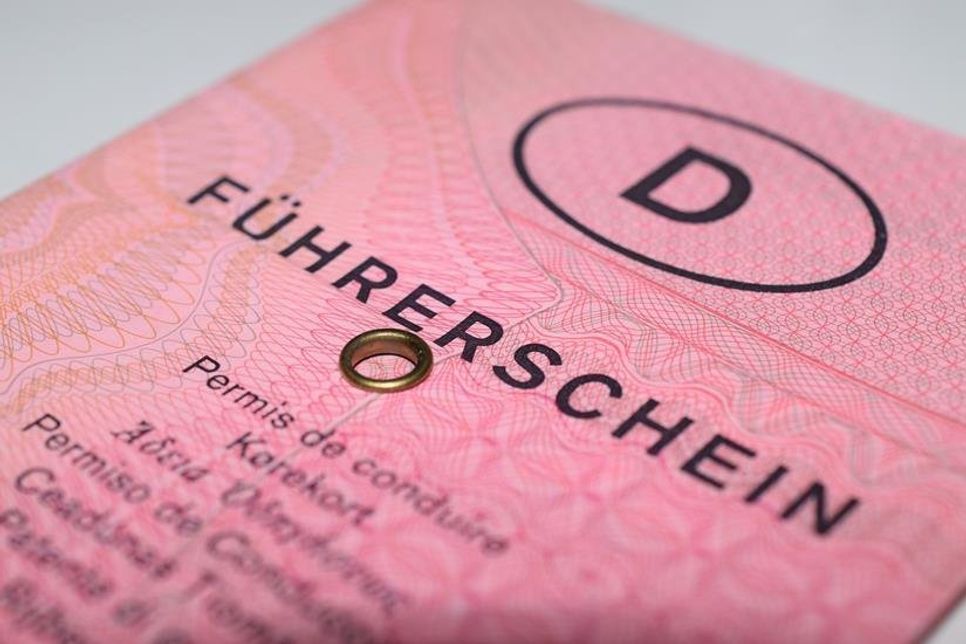 Die Polizeibeamten ermittelten, dass der Fahrzeugführer nicht im Besitz der für das Gespann erforderlichen Fahrerlaubnis der Klasse BE war.