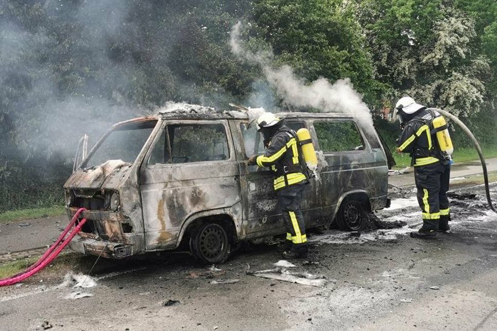Der VW-Bus brannte vollständig aus.