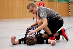 Physio Jonas Kollruss macht die HSG-Spieler für die kommenden Aufgaben fit.