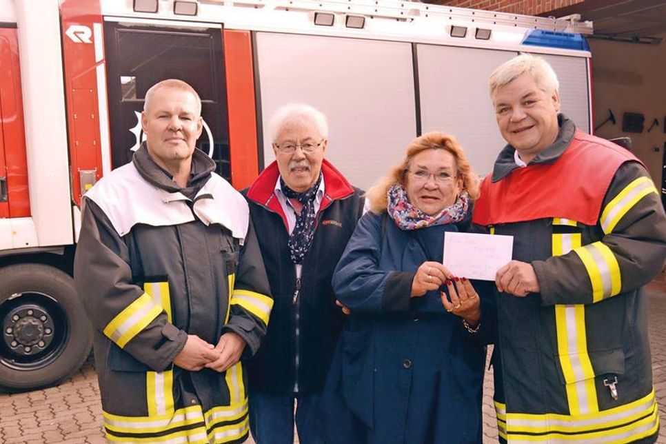 Für ihre schnelle Rettung überreichten Ingrid Völker und Ingo Wöstenberg einen Umschlag mit 200 Euro an Niendorfs Ortswehrführer Carsten Dede (r.). Auch Timmendorfs Gemeindewehrführer Stephan Muuss freute sich über die außergewöhnliche Danksagung.