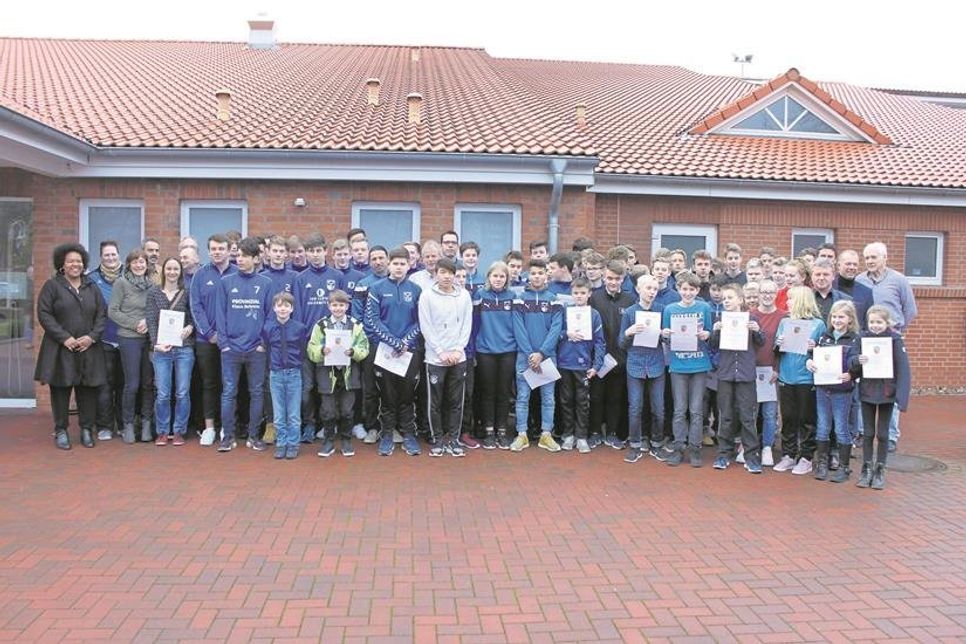 Die geehrten Sportler vor dem Haus der Begegnung.
