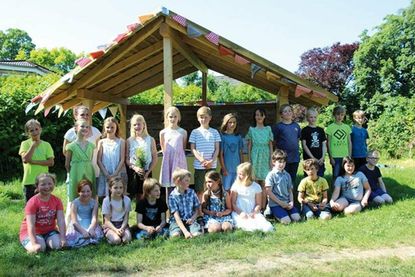 Die stolzen Drittklässler der Waldorfschule Lensahn mit Lehrerin Esther Neubert vor dem Picknick-Pavillon auf dem Museumshof Lensahn.