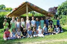 Die stolzen Drittklässler der Waldorfschule Lensahn mit Lehrerin Esther Neubert vor dem Picknick-Pavillon auf dem Museumshof Lensahn.
