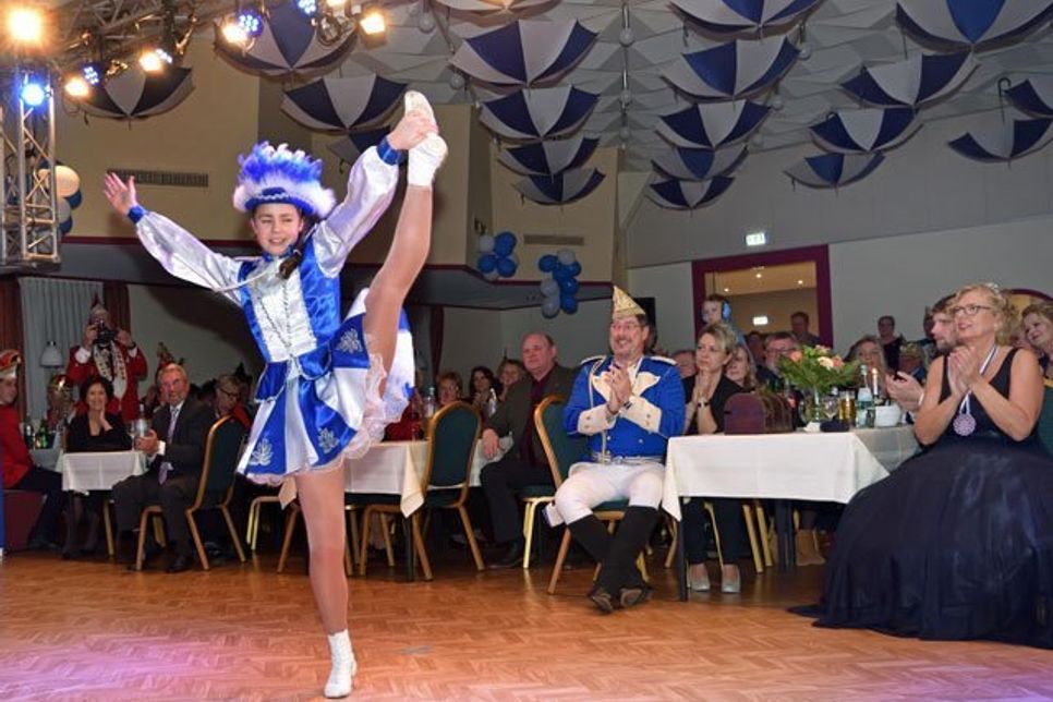 Tanzmariechen Paula tänzelte im Wechsel schwungvoller Pirouetten fröhlich durch den Tanzsaal und begeisterte mit ihrer sportlichen Kür.