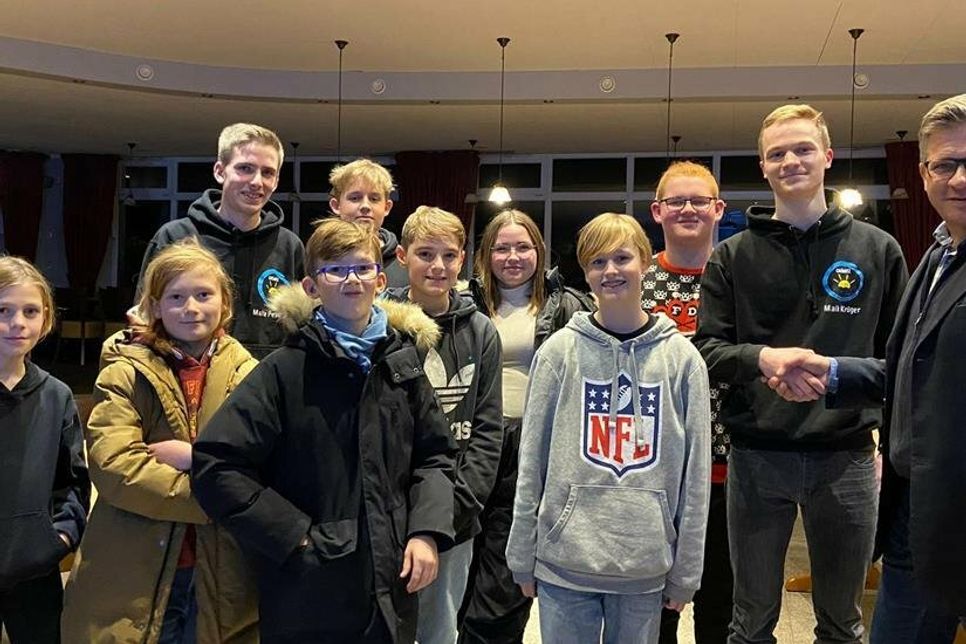 Das neu gewählte Kinder- und Jugendparlament mit dem stellvertretenden Bürgermeister Olaf Dose-Miekley (re.).