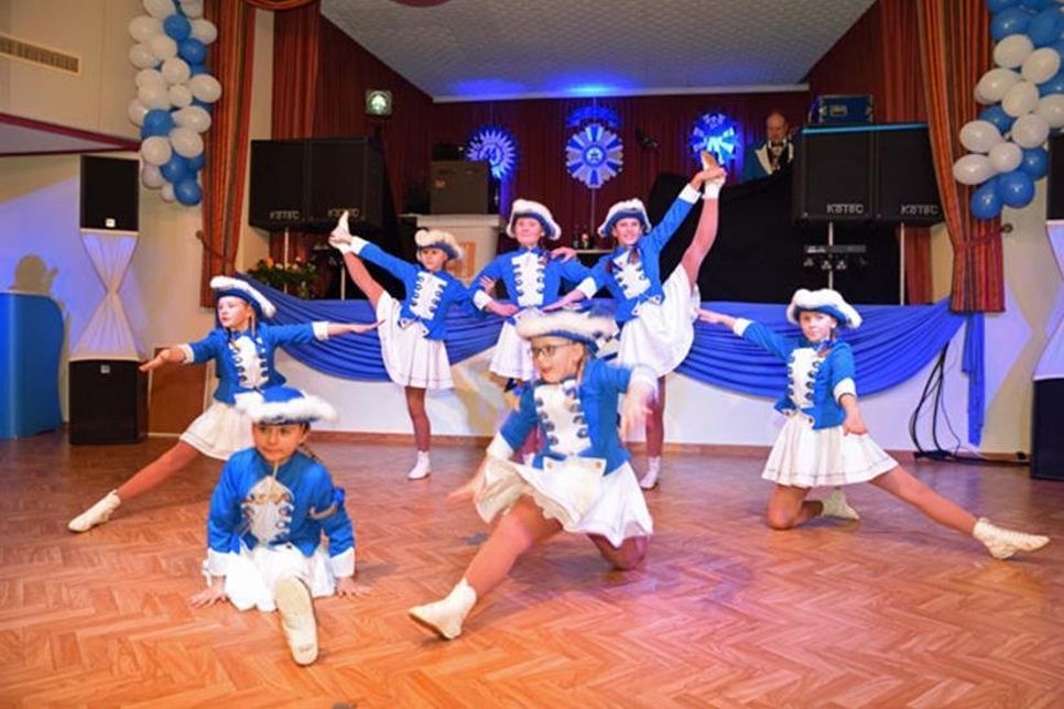 Sportlicher Einsatz: Die Kindergarde der Plöner Karnevalsgesellschaft Blau-Weiß begeisterte die Plöner Narren und ihre Gäste bei ihren Auftritten