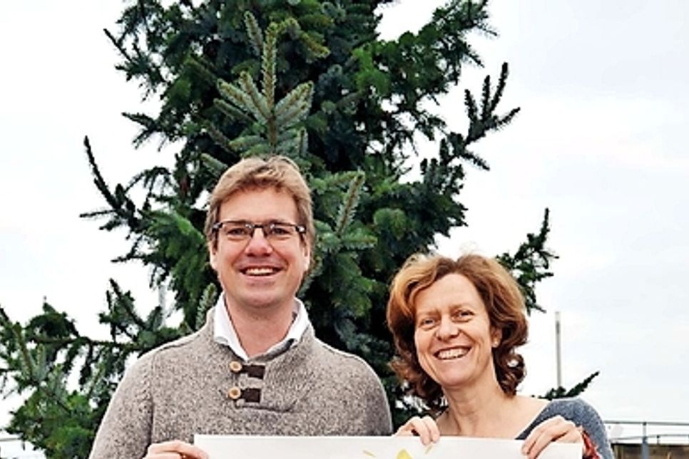 Siguna Morich und Benjamin Schmidt mit einem von Kindern gestalteten Plakat für den 13. Adventsmarkt in Scharbeutz. (Foto: René Kleinschmidt)